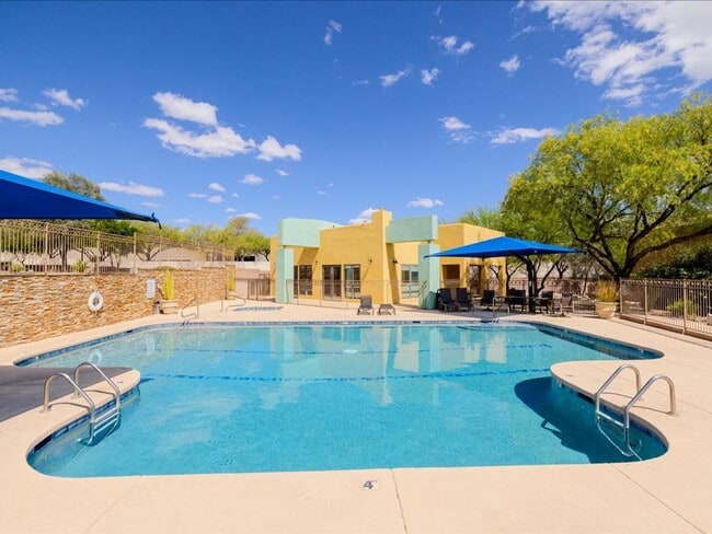 Building Photo - 3 Bedroom, 2.5 Bath CATALINA MOUNTAIN VIEWS! ROOF TOP CABANA!!