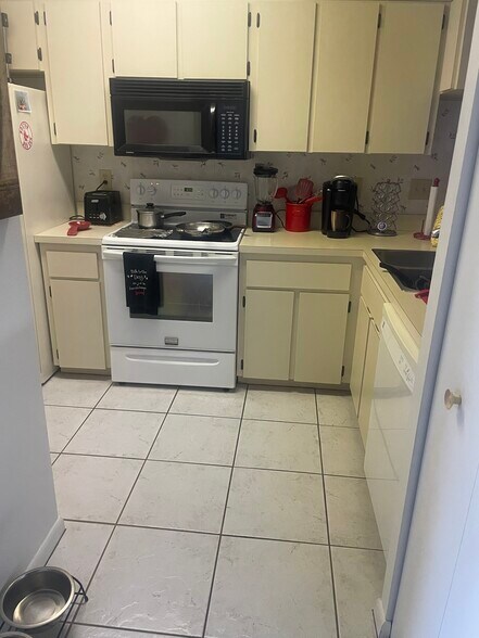 Kitchen - 6424 Spring Flower Dr