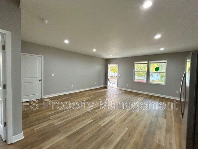 Building Photo - 321 N Kealing Ave