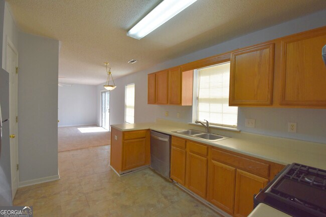 Building Photo - 147 S Fairfield Dr