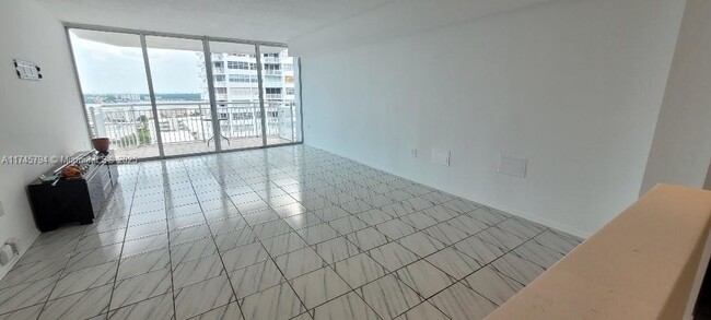 Building Photo - 18071 Biscayne Blvd