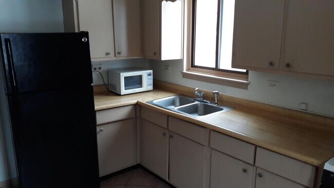 Building Photo - 2044 W Jarvis Ave