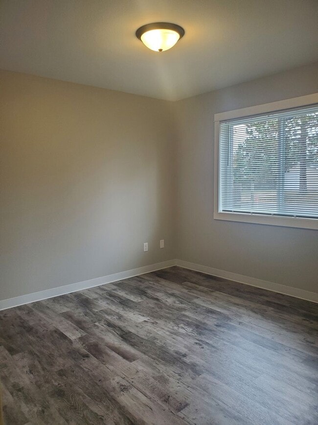 Building Photo - 4 bedroom/ 2 bath Home