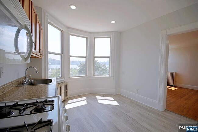 Building Photo - 154 Undercliff Ave