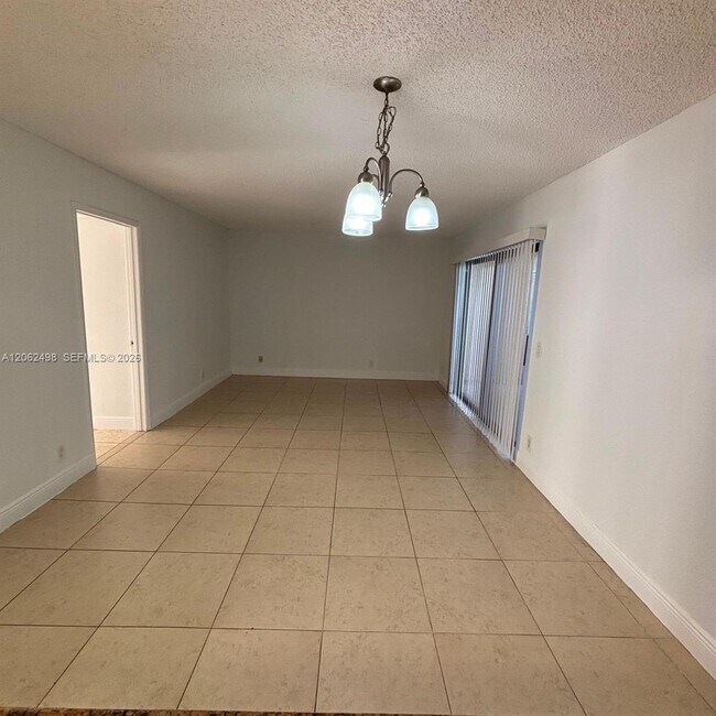 Building Photo - 1502 Lake Crystal Dr