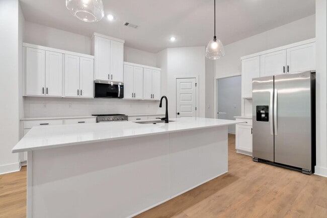 Building Photo - Large 5 Bedroom 3 Bath home in great location!