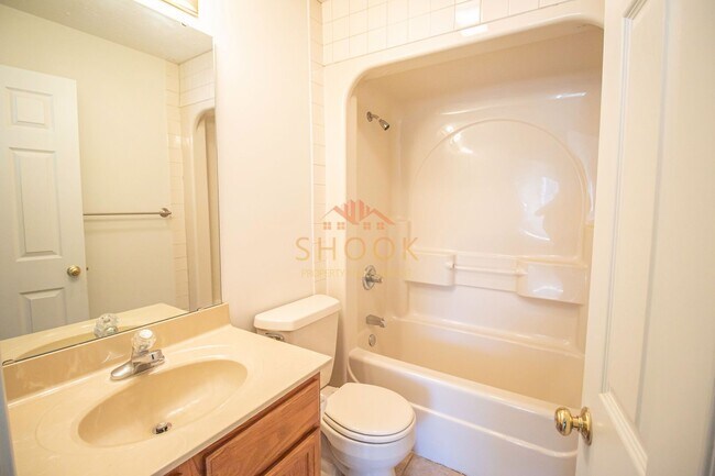 Building Photo - LARGE CONDO UNIT CLOSE TO CAMPUS - Available mid June