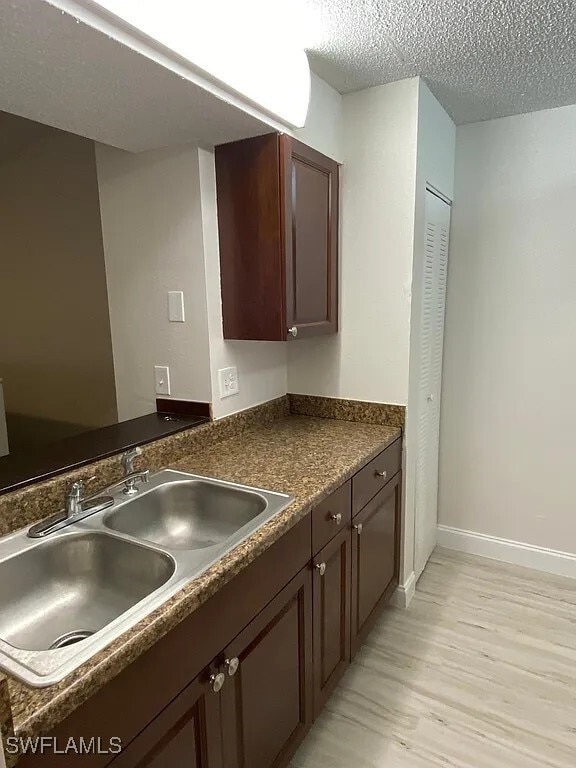 Building Photo - 190 Santa Clara Dr