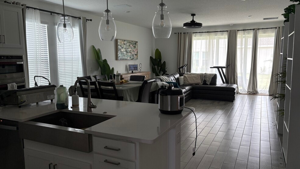 Living room - 500 SE Ranch Oak Cir