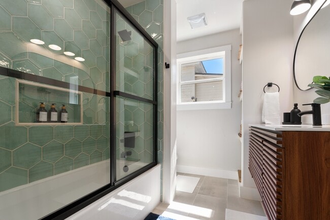 Building Photo - 308 Keller St