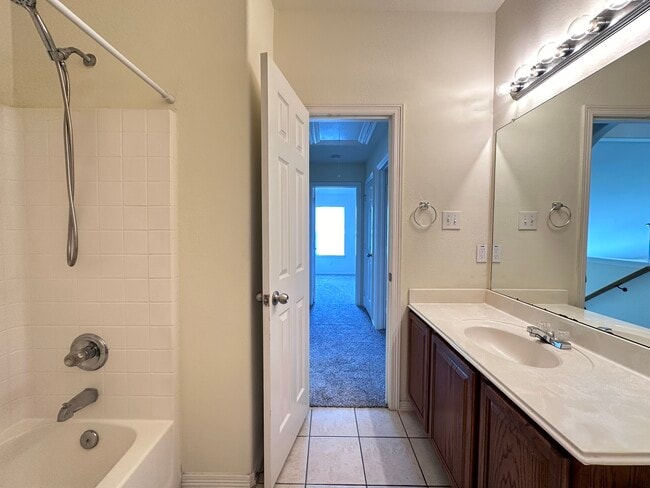 Building Photo - 2211 Highland Crossing Dr