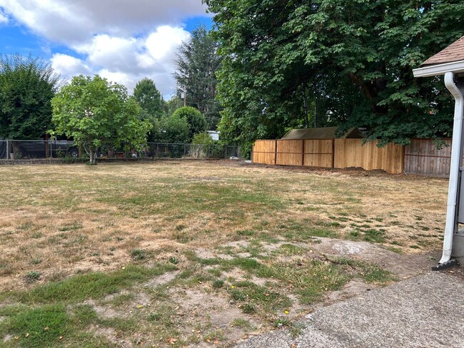 Building Photo - 744 SE Cleveland Ave