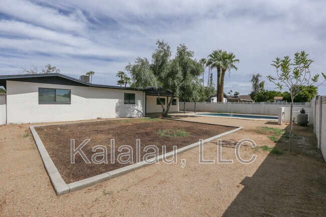 Building Photo - 1817 E Alameda Dr