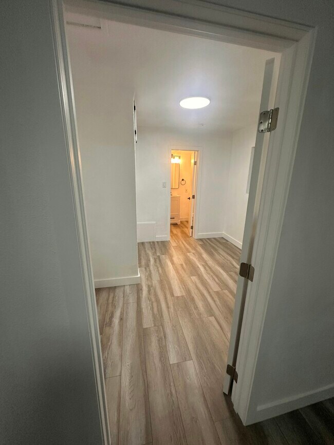 Building Photo - 934 1/2 Simmons Avenue, Unit 936
