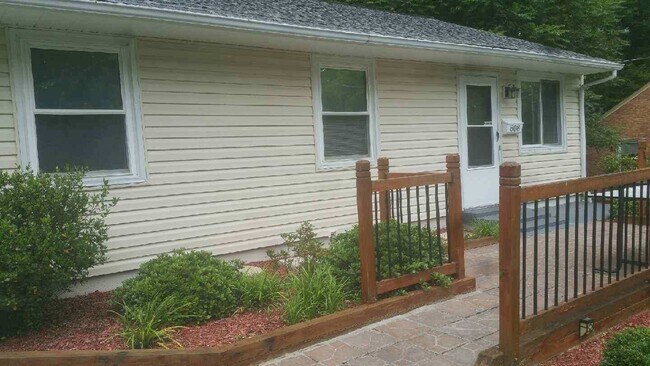 Building Photo - Move in Ready!!