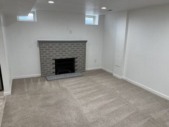 Building Photo - Wonderful updated basement apartment - Available NOW!