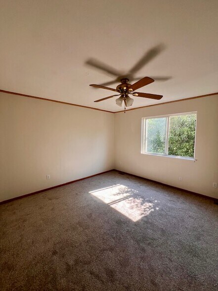 Building Photo - 404 Emerald Ct