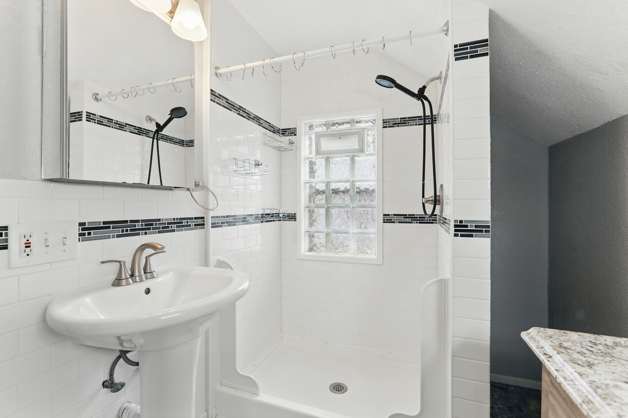 Building Photo - 322 Pierce St N