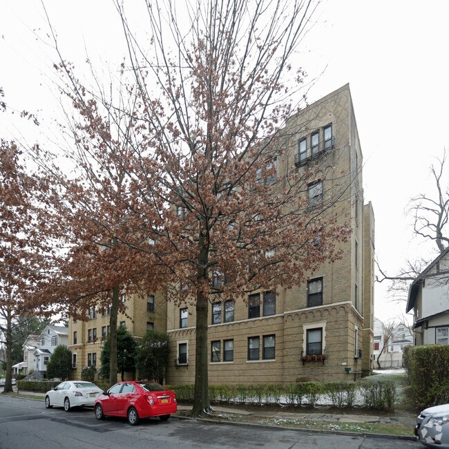 Primary Photo - Hutchinson Gardens