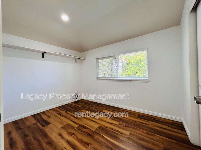 Building Photo - 493 Dahlia St