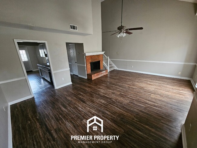 Building Photo - Charming 3-Bedroom Memphis Home with Vaulted Ceilings & Brick Fireplace