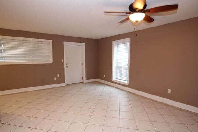 Building Photo - Coastal Condo Living with Pensacola Bay Views, Waterfront Pool Access & Prime Location Near Downt...