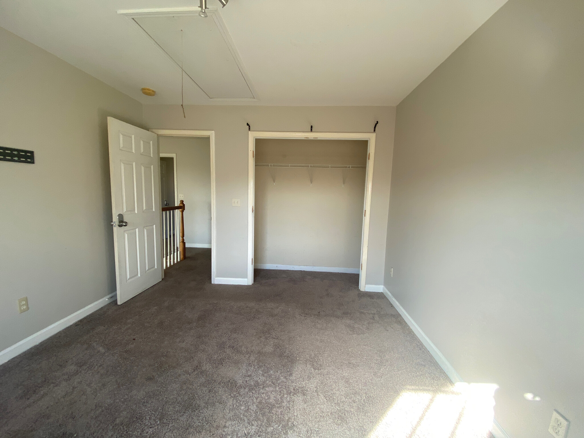Building Photo - Room in House on Hampton Pl Dr