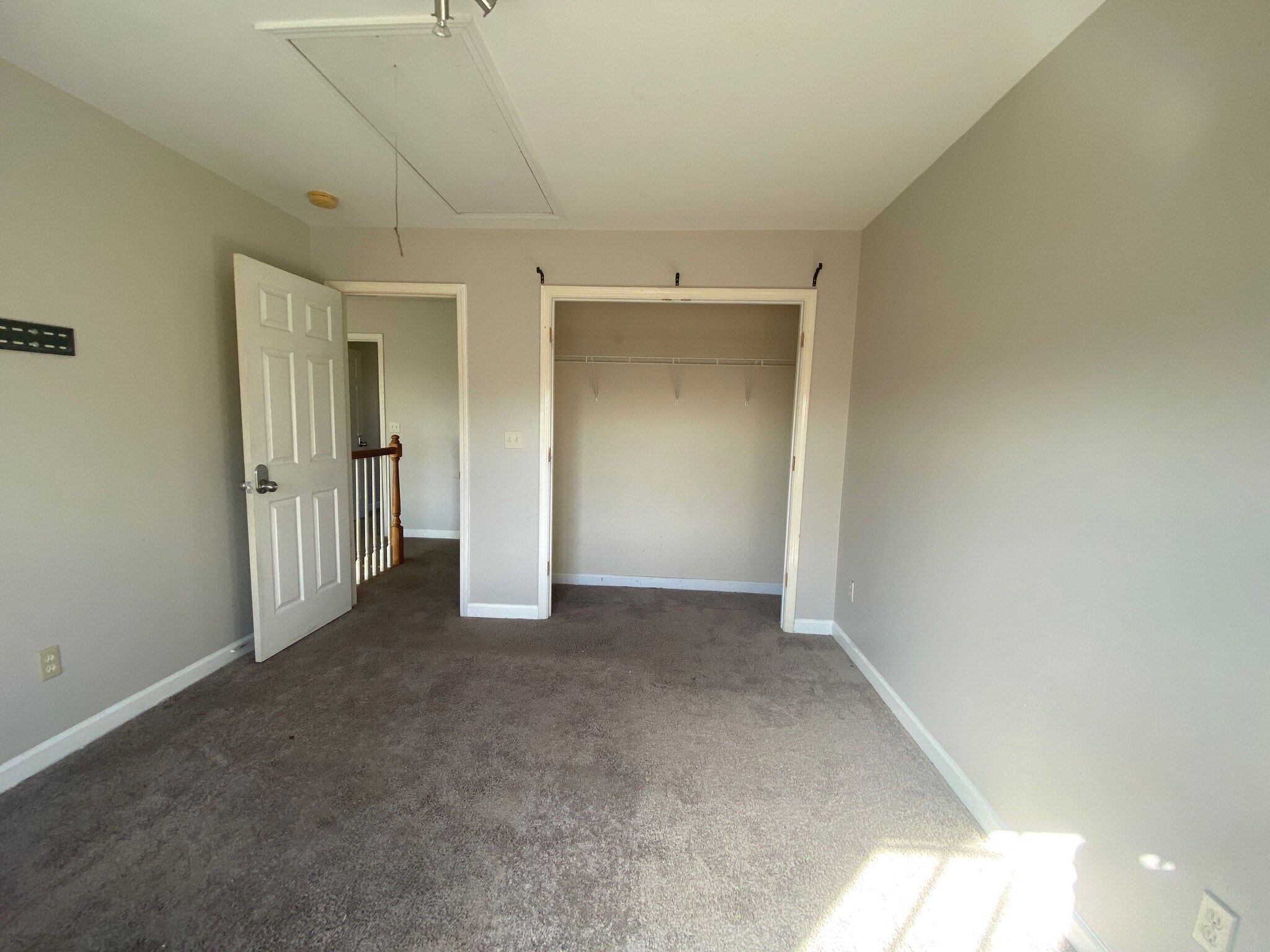 Building Photo - Room in Single Family Home on Hampton Pl Dr