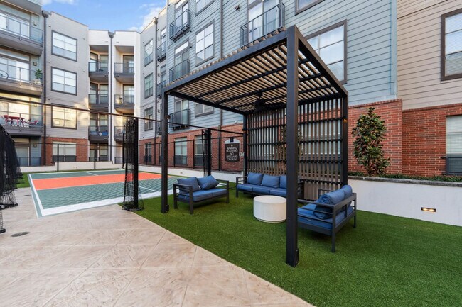 Building Photo - 264 N Walton St