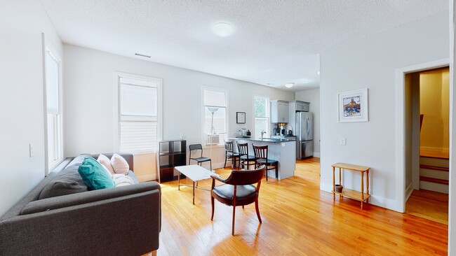 Building Photo - 6 Bedroom Apartment in Science Hill, close to downtown! (Laundry In Unit)