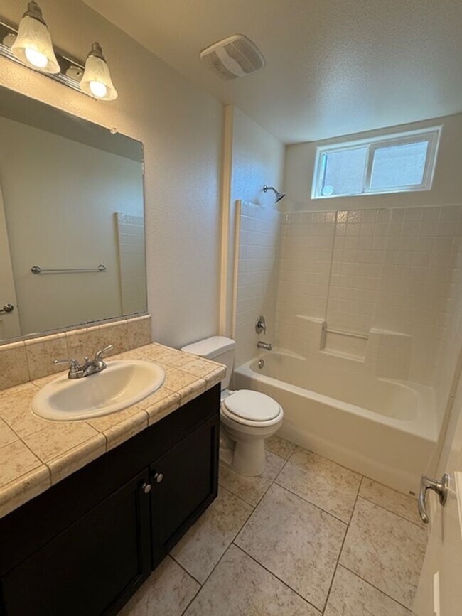 Building Photo - Beautiful Spacious 5 Bedroom Home located ...