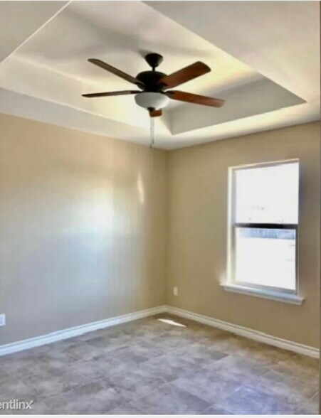 Building Photo - 2021 Treasure Oaks Dr