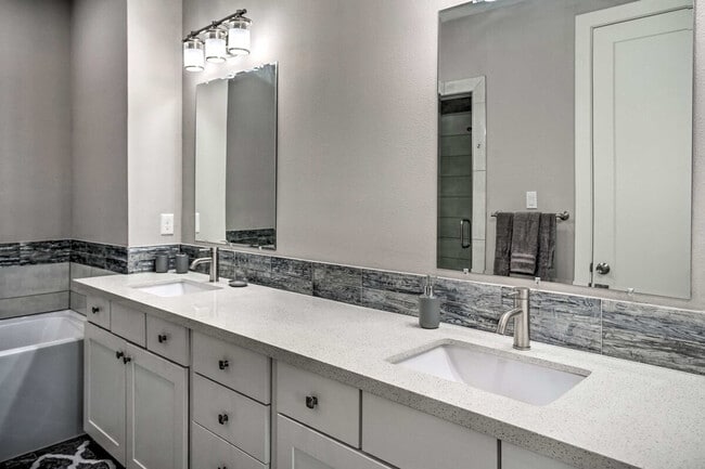 Building Photo - 6403 Bowling Green St