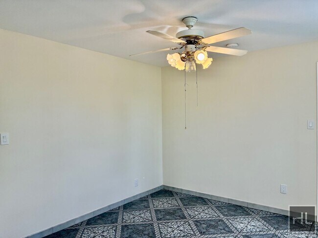 Building Photo - 2.5 bedroom, 1 bath with private porch, Dw, microwave & W/D utilities included