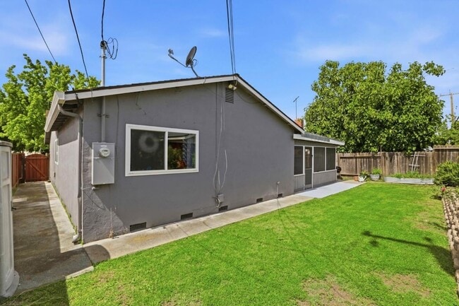 Building Photo - 1714 Woodridge Way