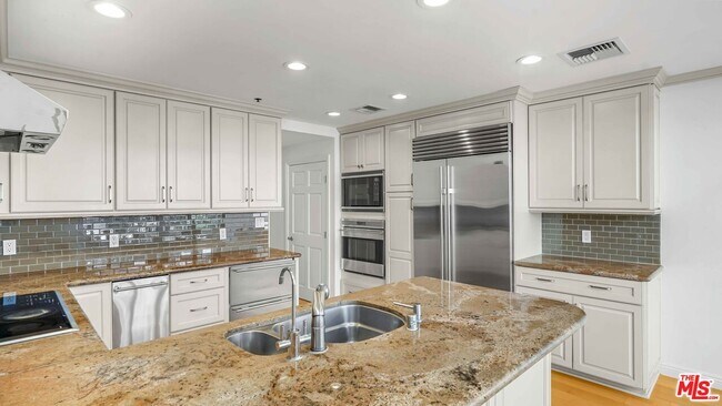 Building Photo - 10724 Wilshire Blvd