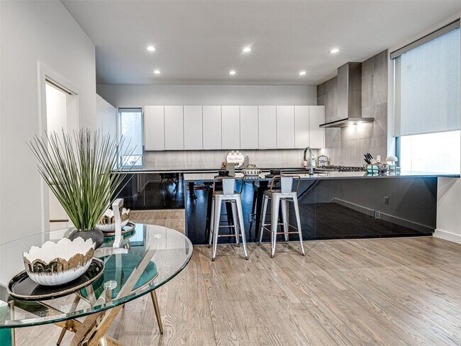 Building Photo - 825 NW 6th St