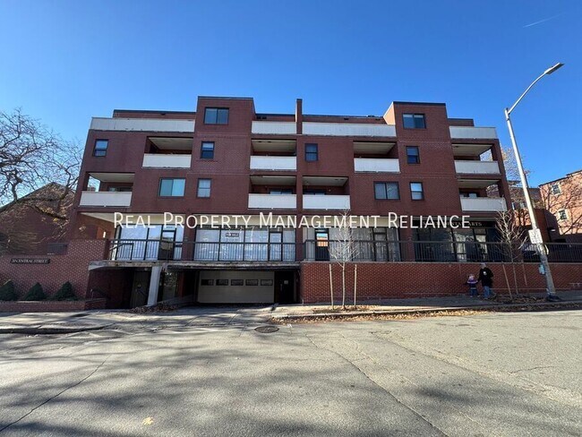 Building Photo - 20 Central St