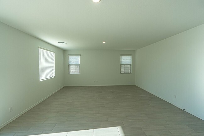 Building Photo - Stunning Sundrop Model Home – Brand New an...