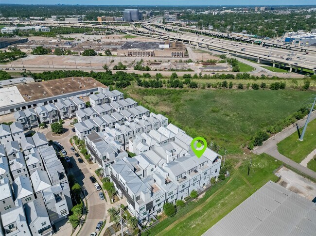 Building Photo - 5919 E Post Oak Ln