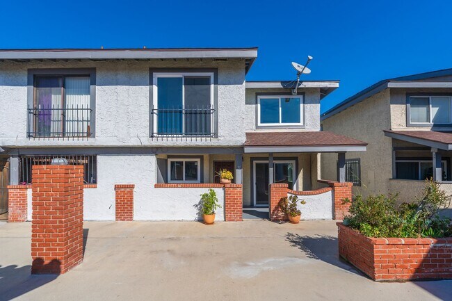 Building Photo - 1239 W Rosecrans Ave