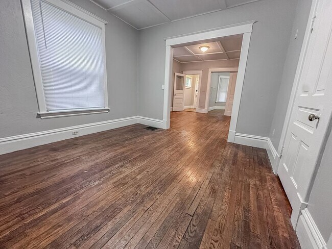 Building Photo - 41 Caledonia St NE