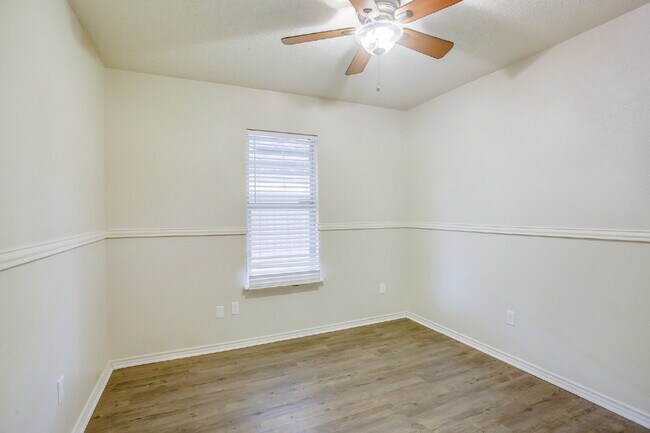 Building Photo - Adorable 3/2/2 in Cooper!