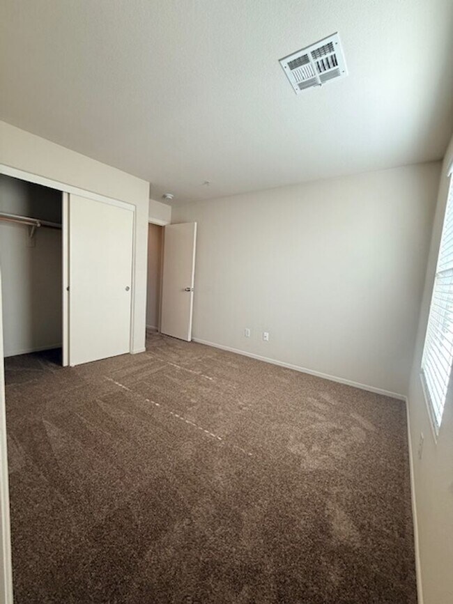 Building Photo - Lovely Otay Ranch townhome