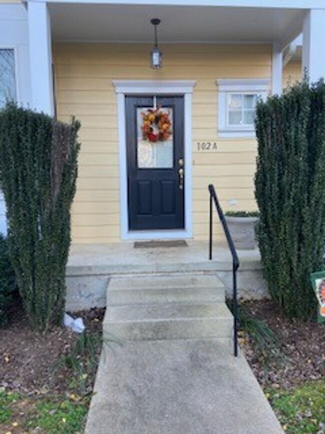Building Photo - Spacious 3 Bedroom Townhouse Close to Down...