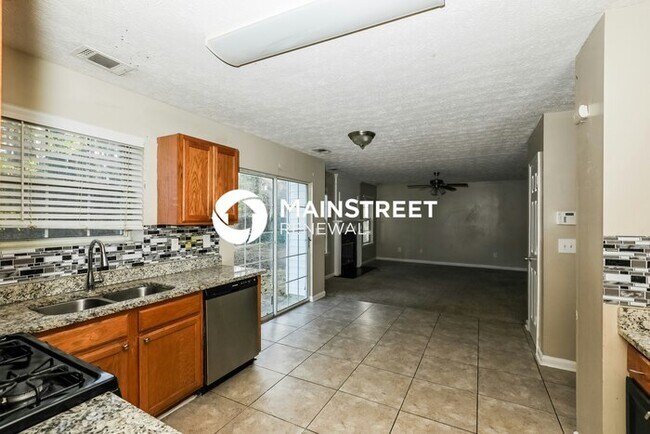 Building Photo - 4 Bedroom Pet-Friendly Home in Hampton, GA with Main Street Renewal