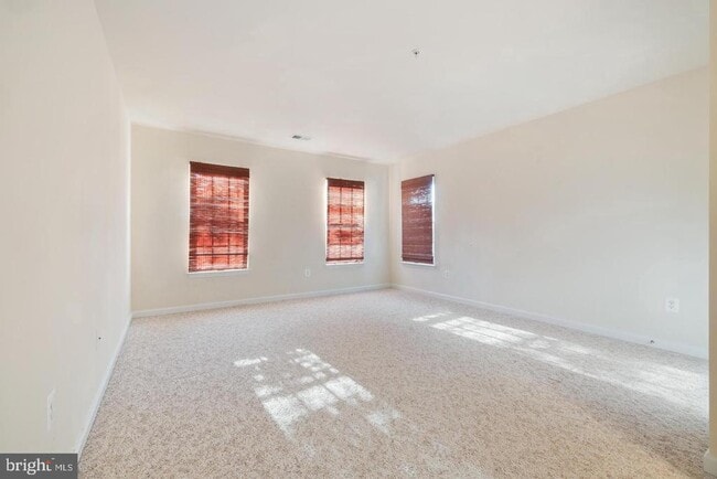 Building Photo - 15303 Glastonbury Way