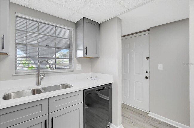 Building Photo - 709 Russell Ln