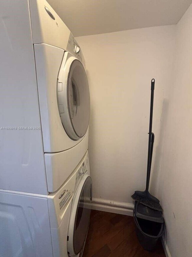 Building Photo - 400 South Pointe Dr