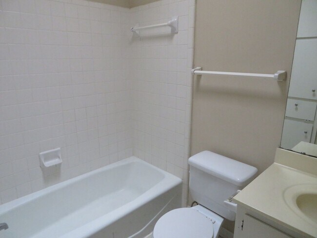 Building Photo - 1/1 Apartment Walking Distance to UT